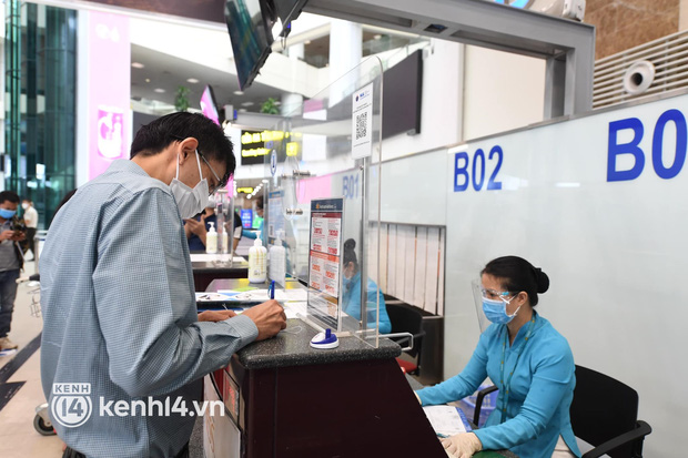 Anh Trần Bá Vũ Linh, sinh sống làm việc tại Singapore tỏ ra rất vui mừng vì được về thăm quê nhà tại TP.HCM, anh đã phải ở khách sạn tại Hà Nội trong thời gian 2 tháng