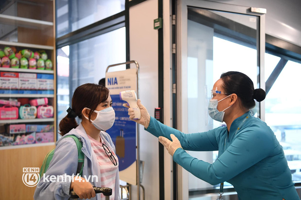 Hành khách sẽ được kiểm tra thân nhiệt khi vào làm thủ tục và lần cuối trước khi bước ra máy bay để cất cánh