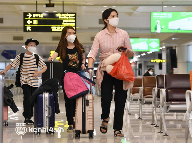 Trong ngày 10/10, Vietnam Airlines thực hiện tổng cộng 07 chuyến bay nội địa theo lịch bay được giao. Vietnam Airlines ghi nhận chuyến bay đầu tiên của hãng từ TP.HCM là VN1394 đi Quy Nhơn lúc 11h35, còn từ Hà Nội là VN213 đi TP.HCM lúc 14h30.