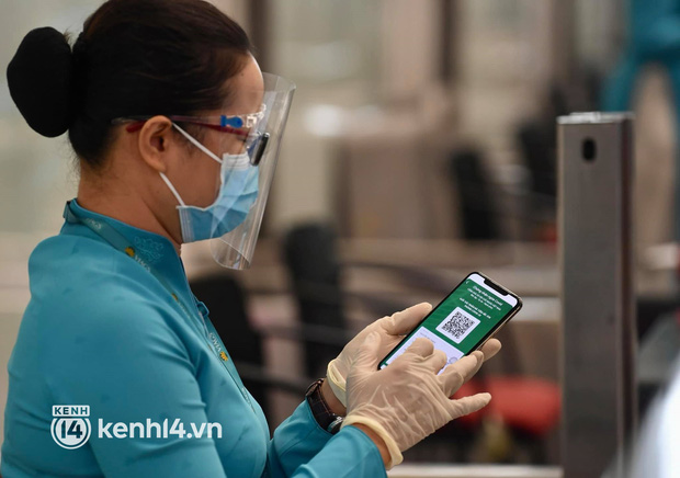 Tại quầy làm thủ tục, nhân viên mặt đất sẽ kiểm tra lại hết các thông tin trong đó có cả xác nhận tiêm đủ 2 liều vắc xin qua các phần mềm quy định