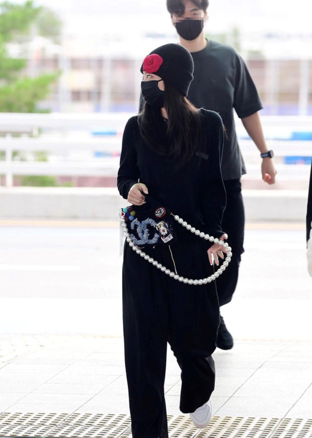 Full cây đen chắc hẳn cũng là lựa chọn của nhiều bạn lắm đây, vì chẳng cần phối màu mà lại có thêm vẻ cool ngầu hết biết. Điểm mấu chốt là chọn phụ kiện để outfit bùng nổ, như Jennie là chiếc túi handmade trang trí màu sắc và mũ beanie đính hoa trà đỏ