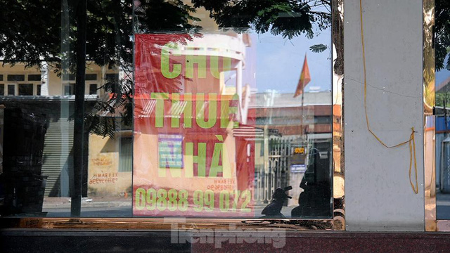 Thêm nữa, dịch COVID-19 khiến thói quen tiêu dùng của khách hàng thay đổi, phần lớn chuyển từ việc mua trực tiếp sang mua online.