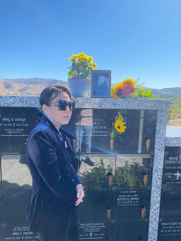 NS Việt Hương suy sụp, cô đứng tâm sự rất lâu tại nơi an vị của người anh quá cố