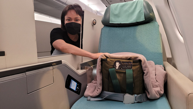 NS Việt Hương còn tinh tế khi đắp chăn cho giọng ca Bông Điên Điển