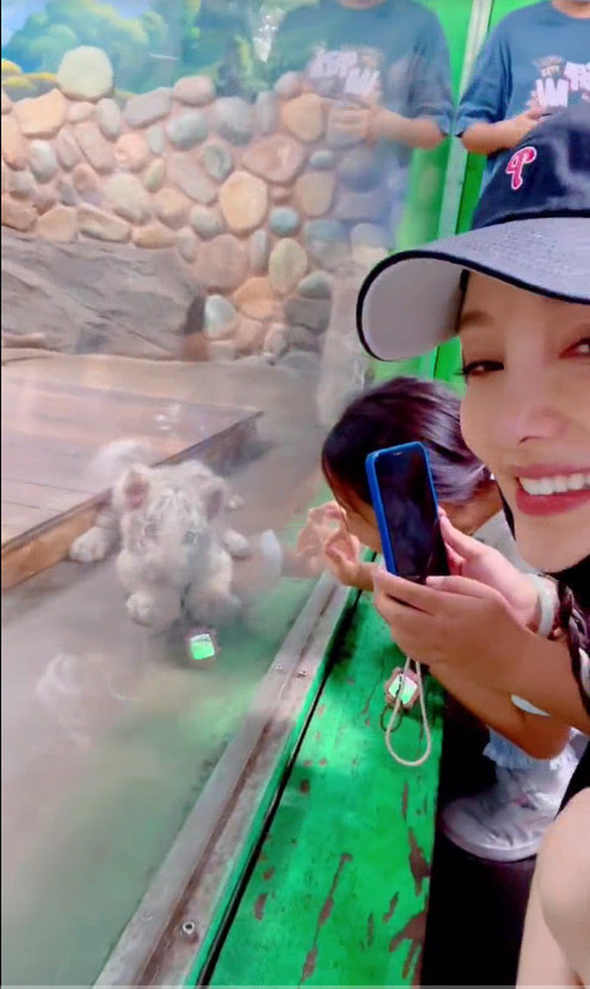 Lý Tiểu Lộ vui vẻ khoe vlog đi chơi sở thú với con gái cưng nhưng vô tình lộ ra có người đi chung