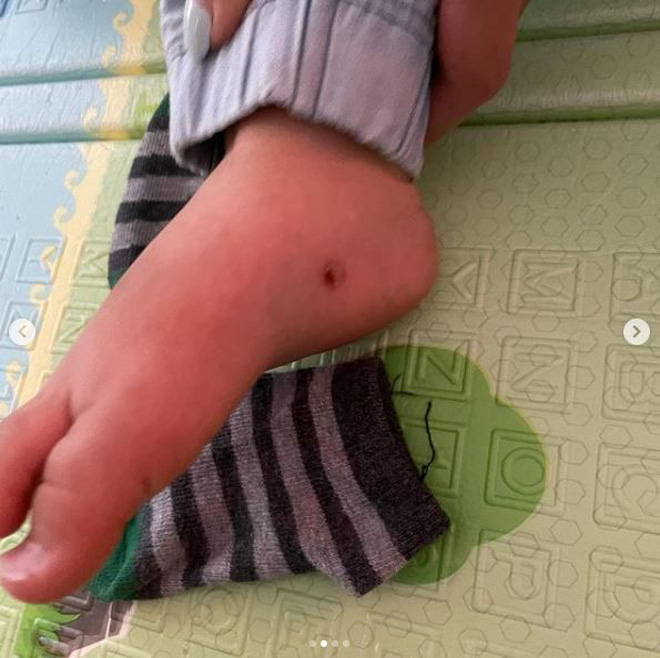 Những bức hình Trịnh Sảng tung lên mạng làm dấy lên nghi vấn cô tố tình cũ bạo hành 2 con dã man