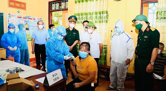 TS BS Nguyễn Trọng Khải, Giám đốc Sở Y tế tỉnh Hà Nam kiểm tra công tác tiêm vaccine phòng Covid-19 tại huyện Lý Nhân. Ảnh: SKĐS.