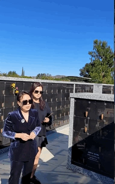 NS Việt Hương bật khóc khi trải lòng trước nơi an vị của người anh thân thiết