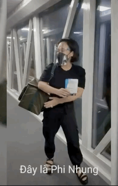 NS Việt Hương gọi tên cố ca sĩ Phi Nhung khi lên máy bay