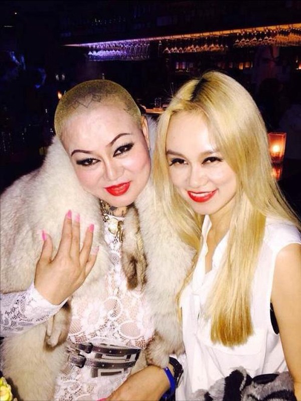 Nữ đại gia thưởng nóng xe Bentley cho ai chịu kết hôn, nhìn ngoại hình không ai dám ứng tuyển - 2