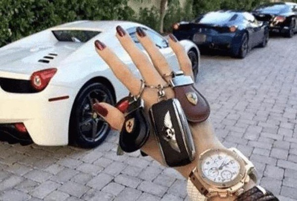 Nữ đại gia thưởng nóng xe Bentley cho ai chịu kết hôn, nhìn ngoại hình không ai dám ứng tuyển - 3