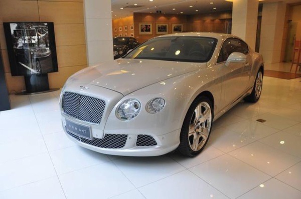 Nữ đại gia thưởng nóng xe Bentley cho ai chịu kết hôn, nhìn ngoại hình không ai dám ứng tuyển - 4