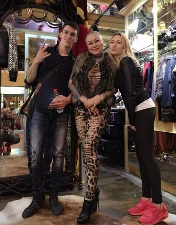 Nữ đại gia thưởng nóng xe Bentley cho ai chịu kết hôn, nhìn ngoại hình không ai dám ứng tuyển - 6