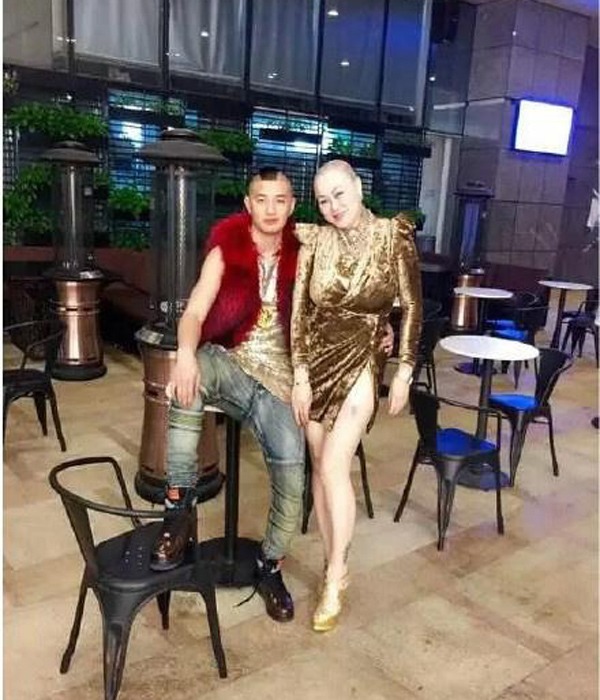 Nữ đại gia thưởng nóng xe Bentley cho ai chịu kết hôn, nhìn ngoại hình không ai dám ứng tuyển - 7