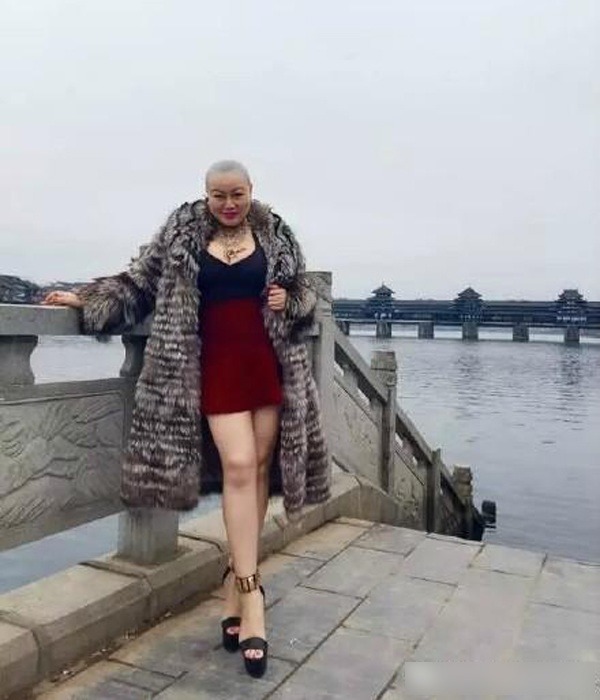 Nữ đại gia thưởng nóng xe Bentley cho ai chịu kết hôn, nhìn ngoại hình không ai dám ứng tuyển - 8