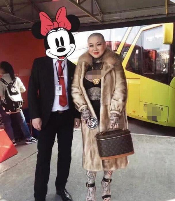 Nữ đại gia thưởng nóng xe Bentley cho ai chịu kết hôn, nhìn ngoại hình không ai dám ứng tuyển - 1