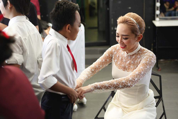 Nữ ca sĩ là một trong 3 giám khảo chấm Vietnam Idol Kids 2016 - năm Hồ Văn Cường quán quân