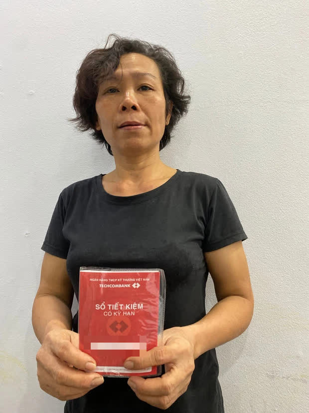 Cuốn sổ tiết kiệm mẹ Hồ Văn Cường cầm thực ra là mẫu mới nhất Techcombank phát hành