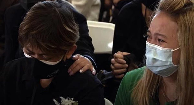 Quản lý Phi Nhung không giấu được nỗi xúc động khi nghe Mạnh Quỳnh chia sẻ về giọng ca quá cố