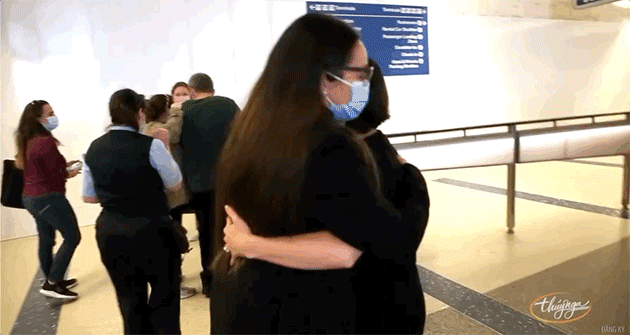 Cố gồng suốt bao ngày để lo giấy tờ và hoả táng đồng nghiệp, NS Việt Hương ôm lấy Wendy Phạm tại sân bay và liên tục nói lời xin lỗi