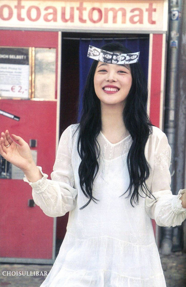 Cô nở nụ cười hồn nhiên và tươi tắn, vô cùng rạng rỡ như chẳng vướng buồn phiền âu lo