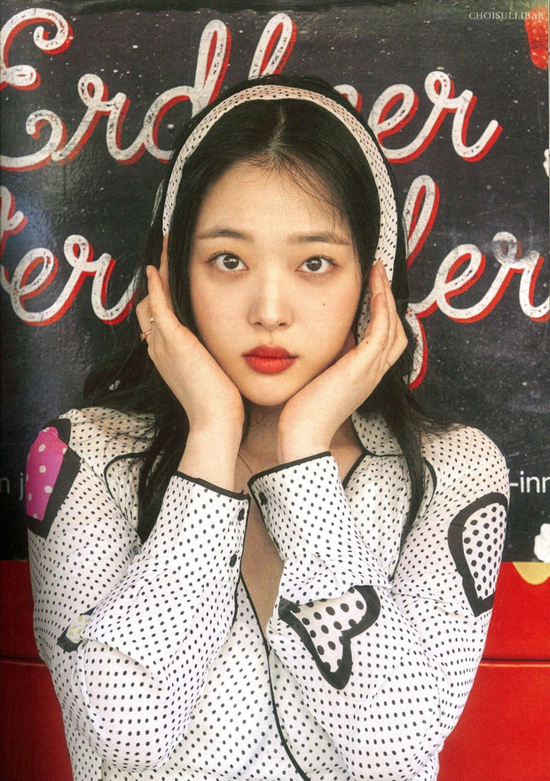 Ẩn sâu trong đôi mắt long lanh là biết bao tâm trạng đau đớn khó giãi bày