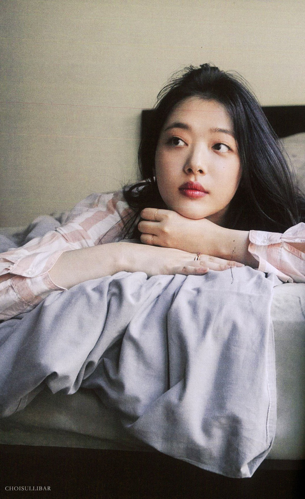 Chẳng cần cầu kỳ, lộng lẫy như trên sân khấu, loạt ảnh đời thường giản dị của Sulli cũng tôn lên nhan sắc nữ thần