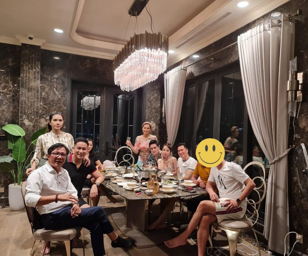 Quỳnh Nga và Việt Anh hội ngộ cùng vợ chồng diễn viên Minh Tiệp, NSƯT Trọng Trinh, MC Thái Dũng, vợ chồng Lã Thanh Huyền. Hình ảnh cực thân mật này của bộ đôi khiến dân tình rần rần cho rằng cả hai đang trong mối quan hệ tình cảm 