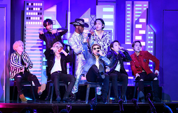 Jungkook lần đầu biểu diễn tại Grammy năm 2019. Đây là ước mơ của hàng triệu nghệ sĩ trên thế giới, vậy mà Jungkook đã thực hiện được khi mới 23 tuổi