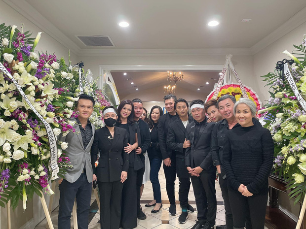MC Khánh Hoàng, ca sĩ Đan Nguyên và nhiều bạn bè cũng có mặt để san sẻ mất mát với gia đình Hoài Tâm