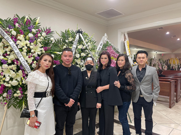 Bà xã cố NS Chí Tài đến chia buồn cùng Việt Hương và Hoài Tâm. Tại Mỹ, ca sĩ Phương Loan được Hoài Tâm quan tâm, chăm sóc sau khi cố danh hài Chí Tài qua đời nên cả hai có mối quan hệ rất thân thiết