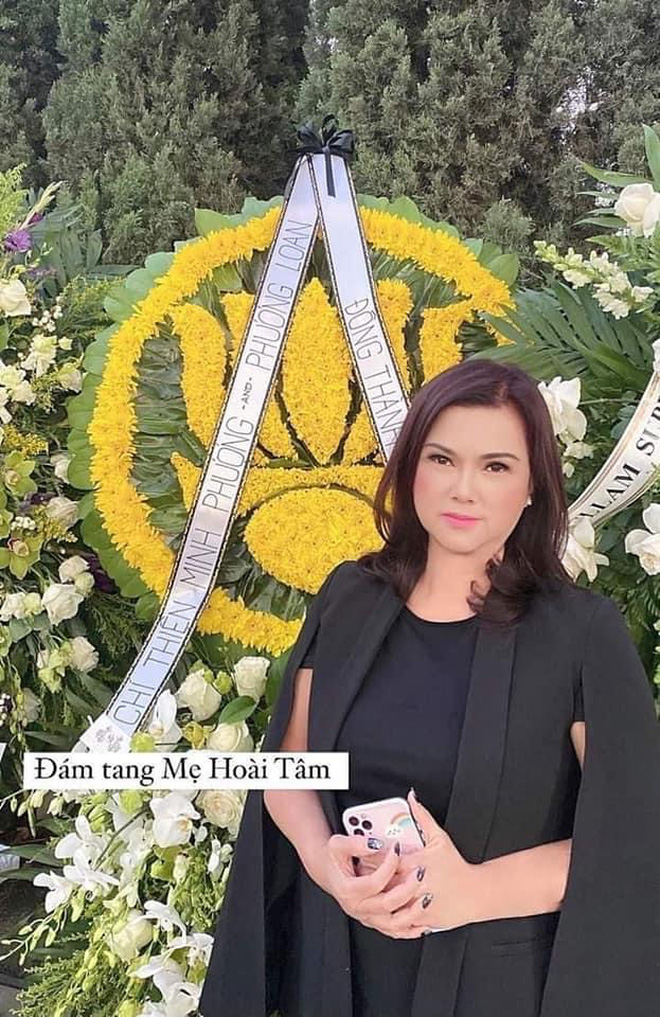 Ca sĩ Phương Loan đại diện gia đình đến dự lễ viếng mẹ nuôi NS Việt Hương