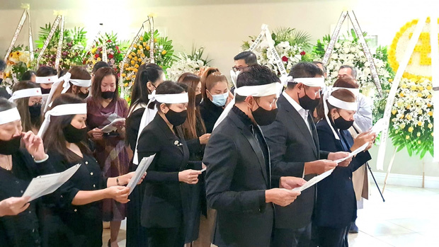 NS Việt Hương đội tang, đứng vào hàng ngũ gia đình để đọc kinh cầu nguyện và cử hành những nghi thức tang lễ