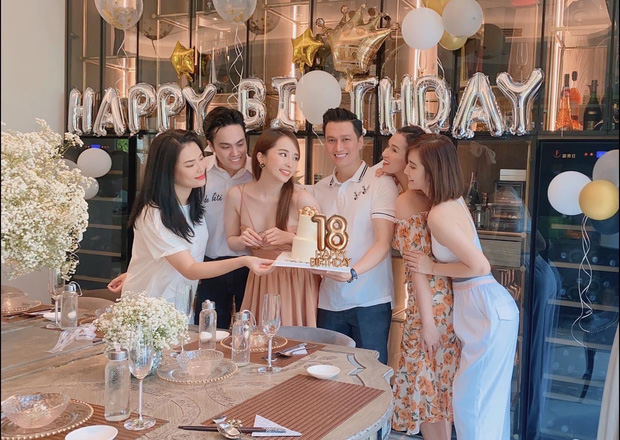 Trong bữa tiệc với bạn bè, cả hai thường xuyên bị soi đứng cạnh nhau