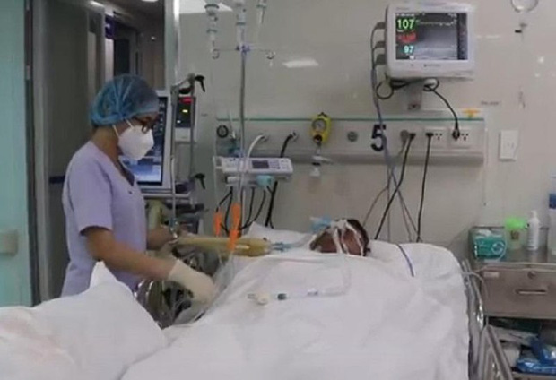 Một nạn nhân của vụ ngộ độc đang điều trị tại Bệnh viện Nguyễn Tri Phương trong tình trạng nguy kịch