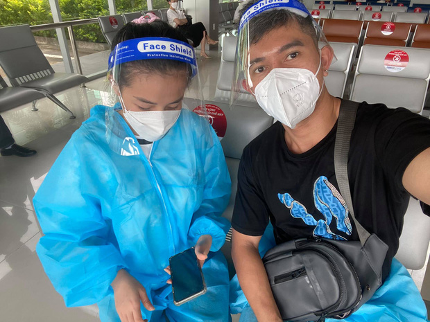 Cả hai hào hứng check in tại sân bay để nói lời tạm biệt Phú Quốc sau chuỗi ngày có trải nghiệm đáng nhớ