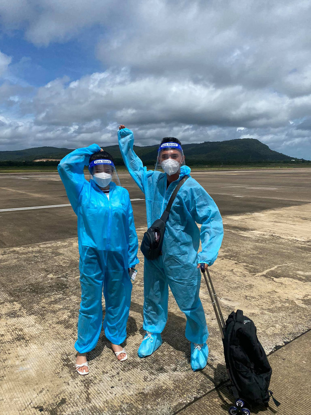 Để đảm bảo an toàn, cặp đôi phải mặc đồ bảo hộ kín bưng để trở về nhà