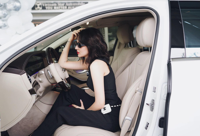 Nữ ca sĩ check in nội thất siêu sang xịn bên trong xe mới, ảnh 
