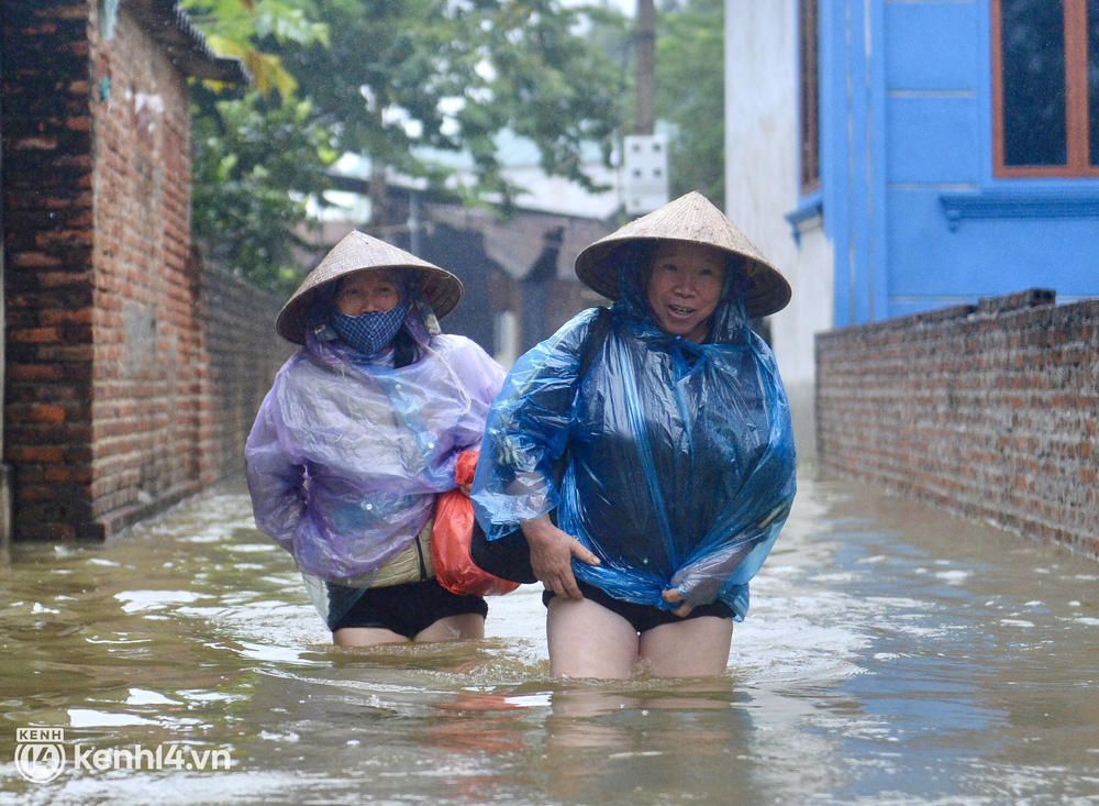 Theo người dân địa phương cho biết, tình trạng ngập đã diễn ra từ 3, 4 hôm nay. Nơi ngập sâu nhất lên đến 1,6 - 1,7 mét