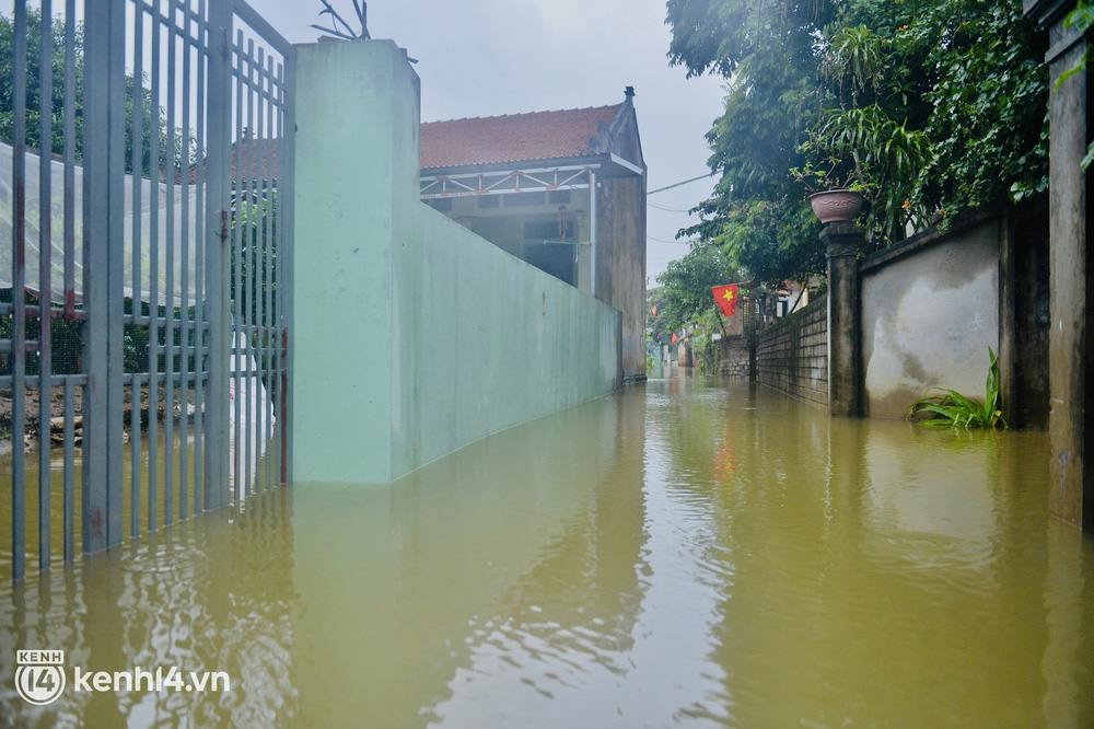 Từ ngày 16/10, nước sông Bùi (đoạn đi qua huyện Chương Mỹ) dâng cao đã tràn vào con đường chính dọc thôn Bùi Xá (thị trấn Xuân Mai) và thôn Đồng Dâu (xã Tốt Động)