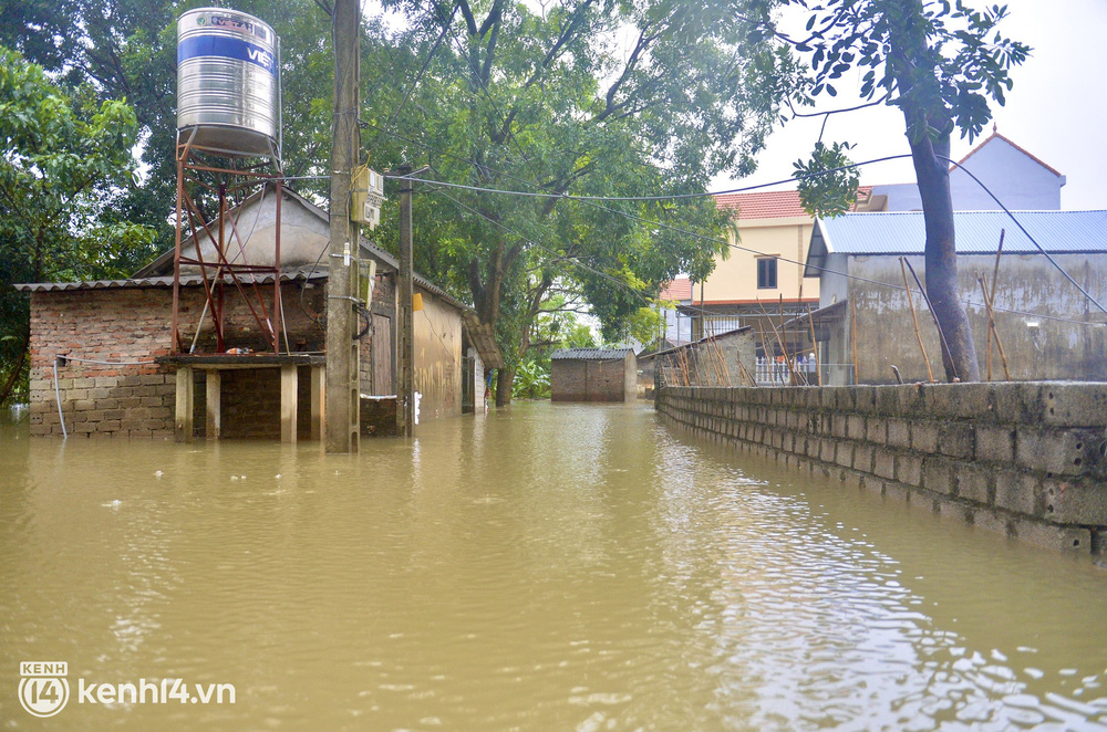 Theo ghi nhận của chúng tôi ngày 18/10, hàng chục hộ dân nằm cạnh bờ sông và vị trí thấp trong thôn, nước đã bắt đầu tràn vào sân, sát mép nhà
