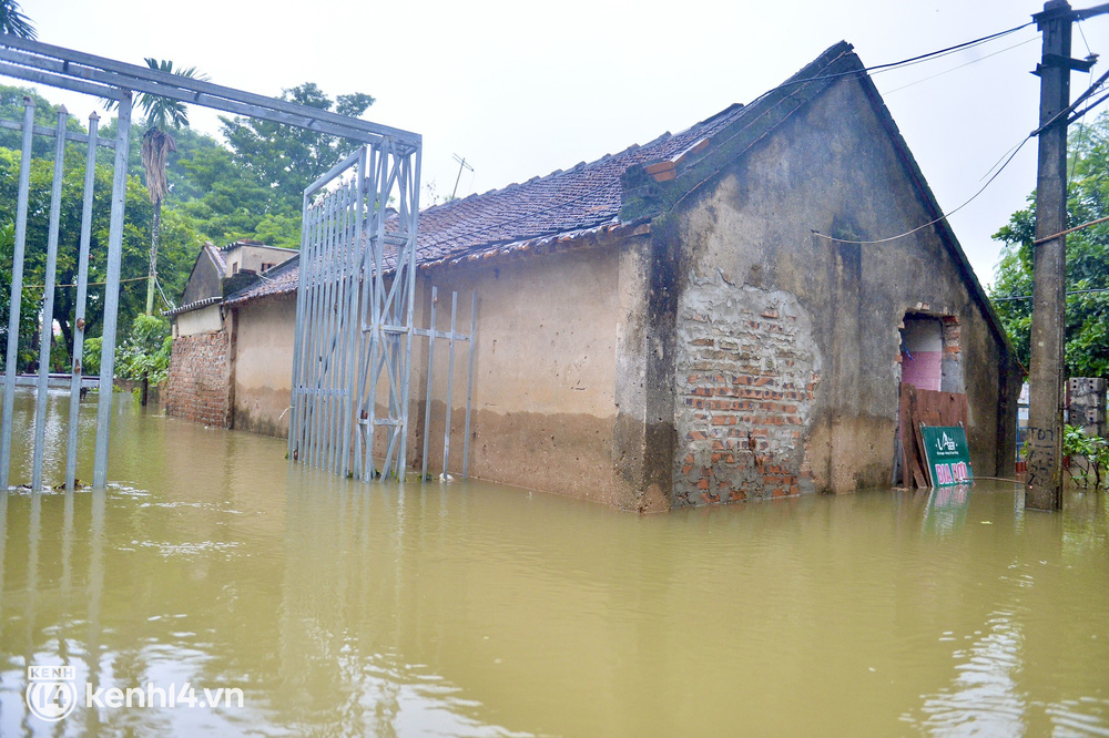 Hôm nay, dù nước đã rút khá nhiều nhưng vẫn có hộ gia đình bị nước ngập gần nửa ngôi nhà