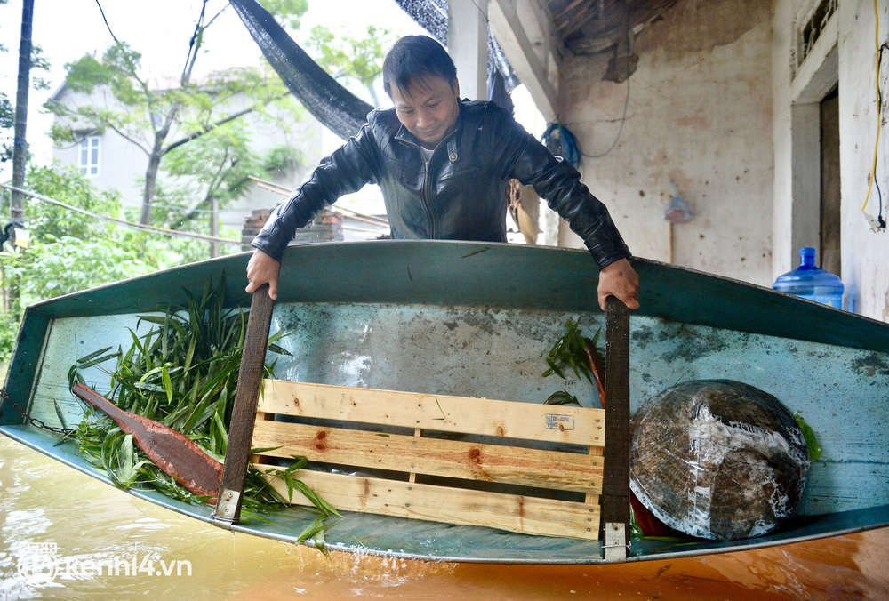 Mỗi lần đi thuyền về nhà, người dân đều phải gạn sạch nước để tránh gặp sự cố trong lúc di chuyển