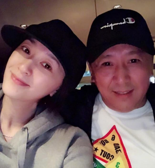 Hình ảnh đại gia họ Từ tháp tùng bà xã khắp mọi nơi, chứng minh tình cảm son sắt khiến ai cũng phải ngưỡng mộ.