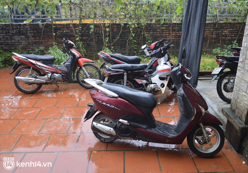 Người dân để xe máy nhờ nhà hàng xóm ở đầu thôn mỗi khi đi làm về rồi đi thuyền về nhà sinh sống