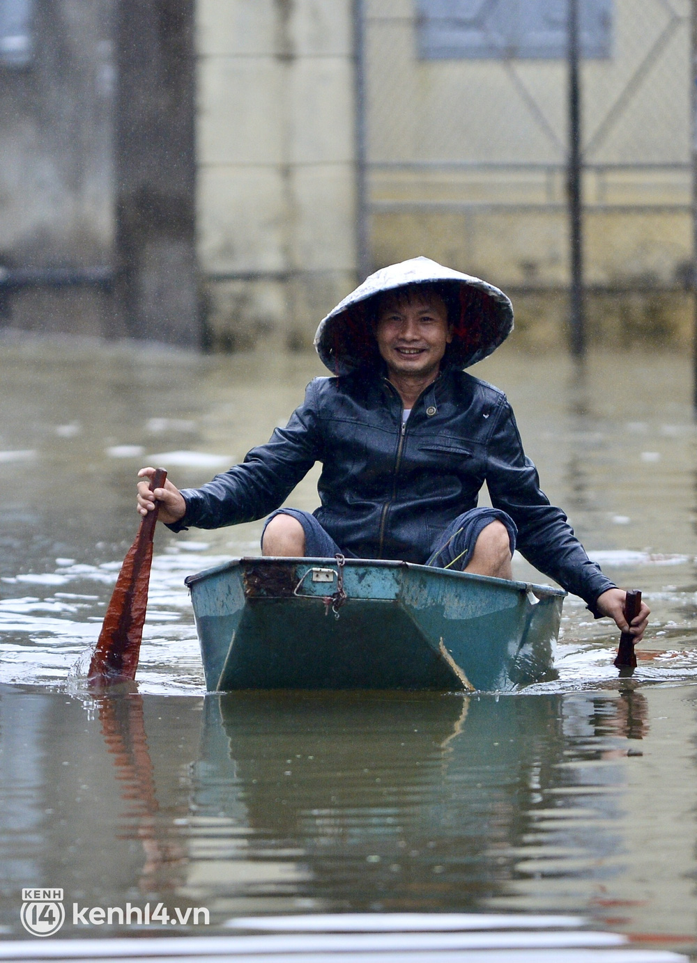 Mọi hoạt động của người dân nơi đây diễn ra đều phải dùng thuyền tự chế để di chuyển