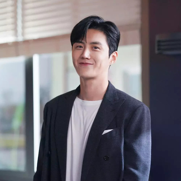 Kim Seon Ho có gương mặt điển trai và phong thái đĩnh đạc, sáng ngời, đặc biệt nụ cười má lúm cực duyên từng giúp anh chàng nổi lên như diều gặp gió, 