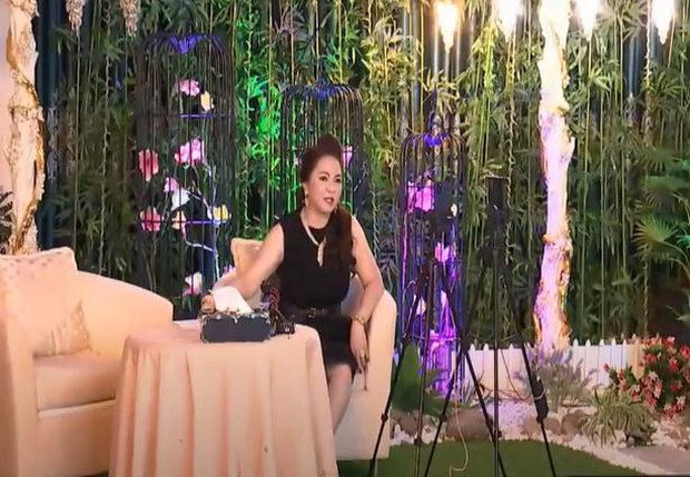 Bà Phương Hằng trong buổi livestream ngày 17/10