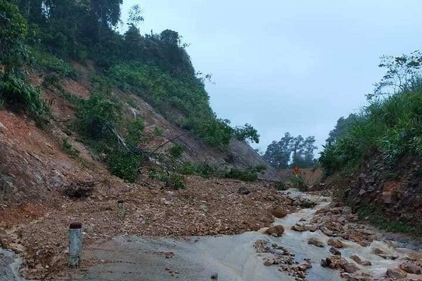 Sạt lở tại km32 + 200 nhánh Tây đường Hồ Chí Minh địa bàn Đồn Biên phòng Làng Ho.