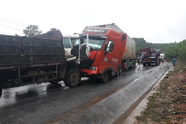  Tai nạn giao thông xảy ra tại Km 110+300 trên Quốc lộ 12A do mưa lớn, tài xế khuất tầm nhìn. Rất may không có thương vong về người.